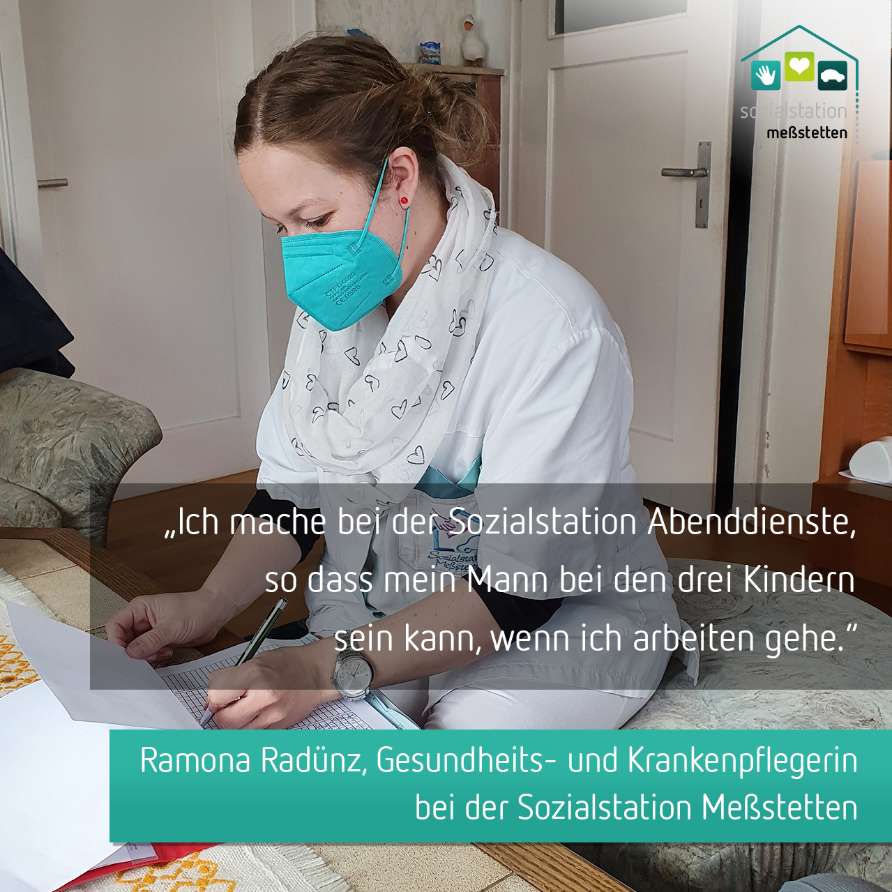 Eine Mitarbeiterin der Sozialstation füllt ein Protokoll aus.
